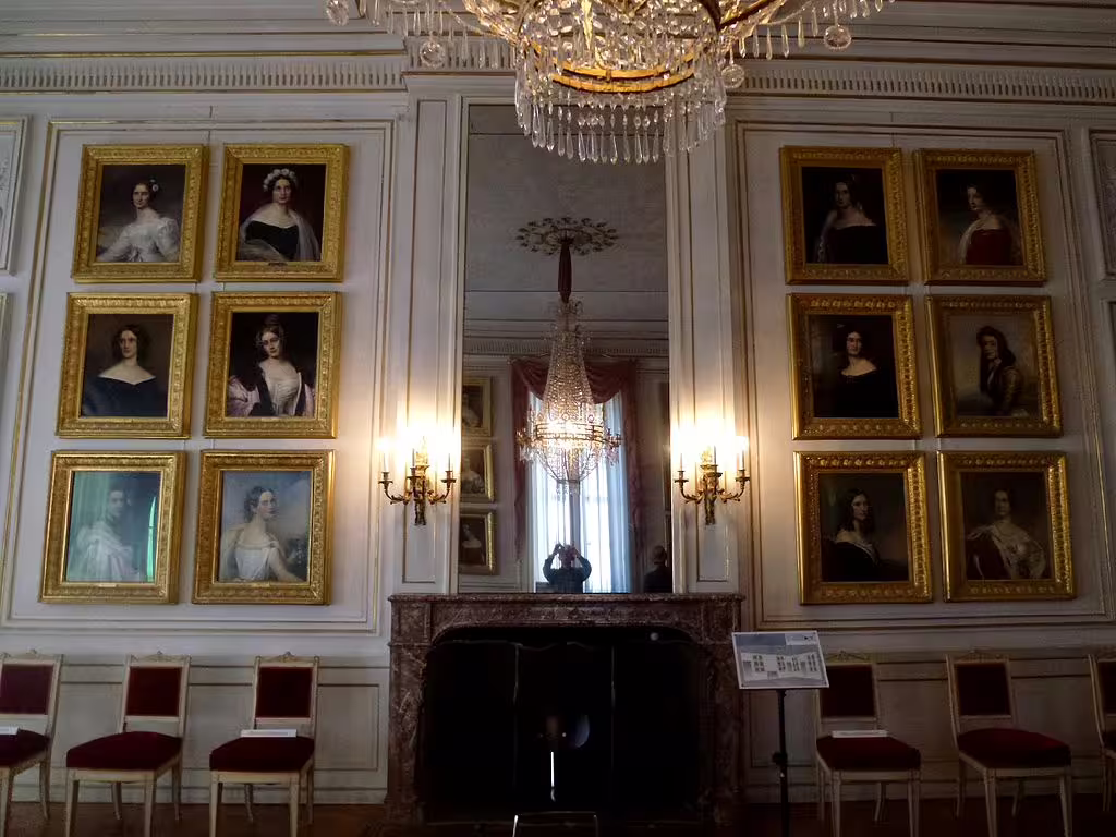 Schönheitengalerie_Schloss_Nymphenburg_München_Germany_-_panoramio.jpg