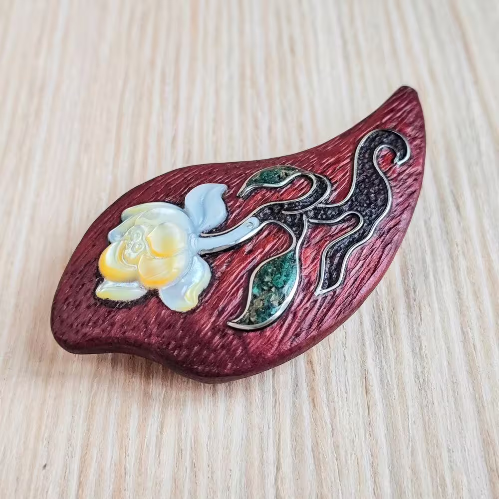 brooch 47a.jpg